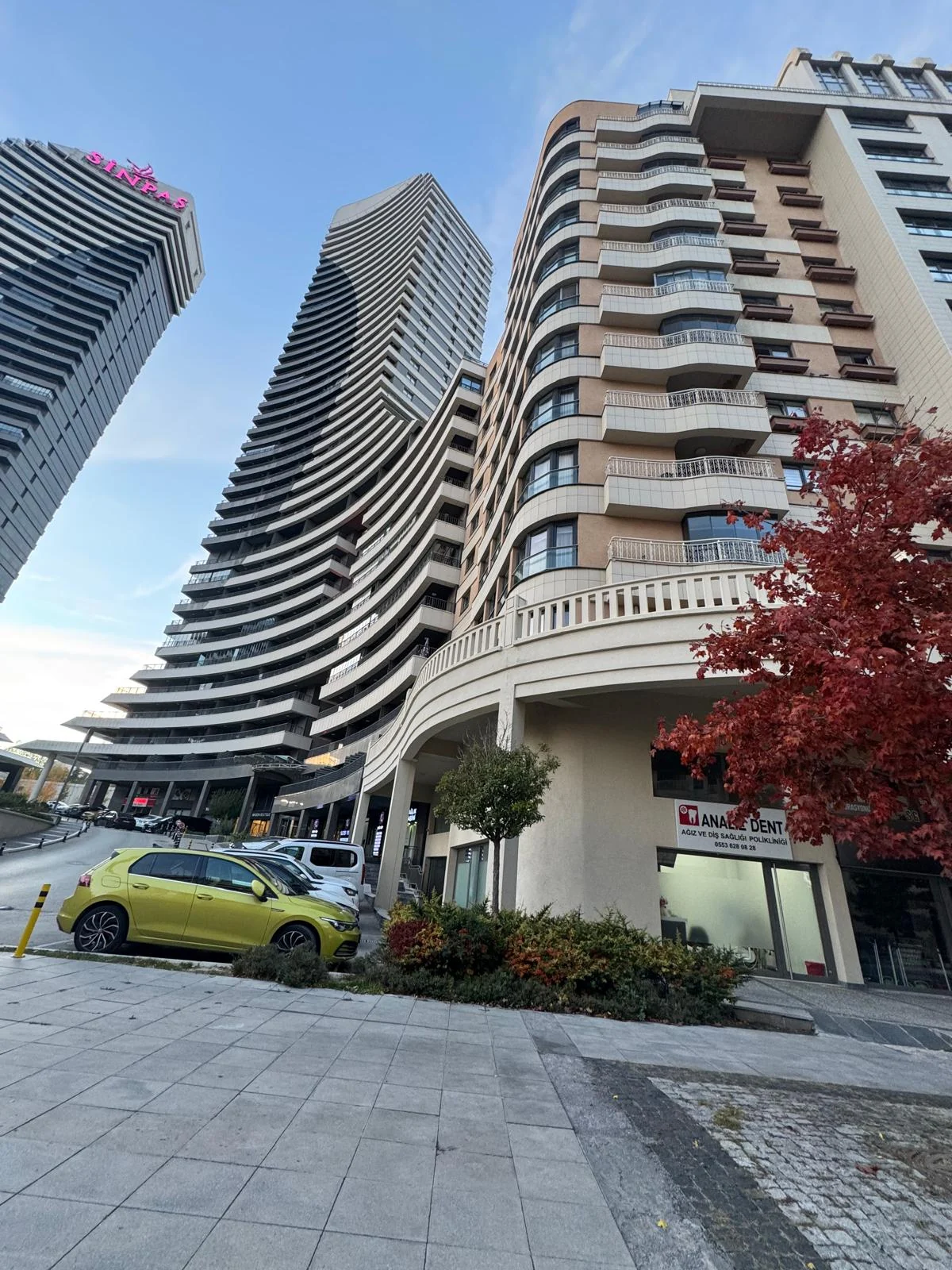 Analiz Dent kliniğinin Sinpaş Altınoran Çarşı Meydan’daki gündüz dış cephe görünümü