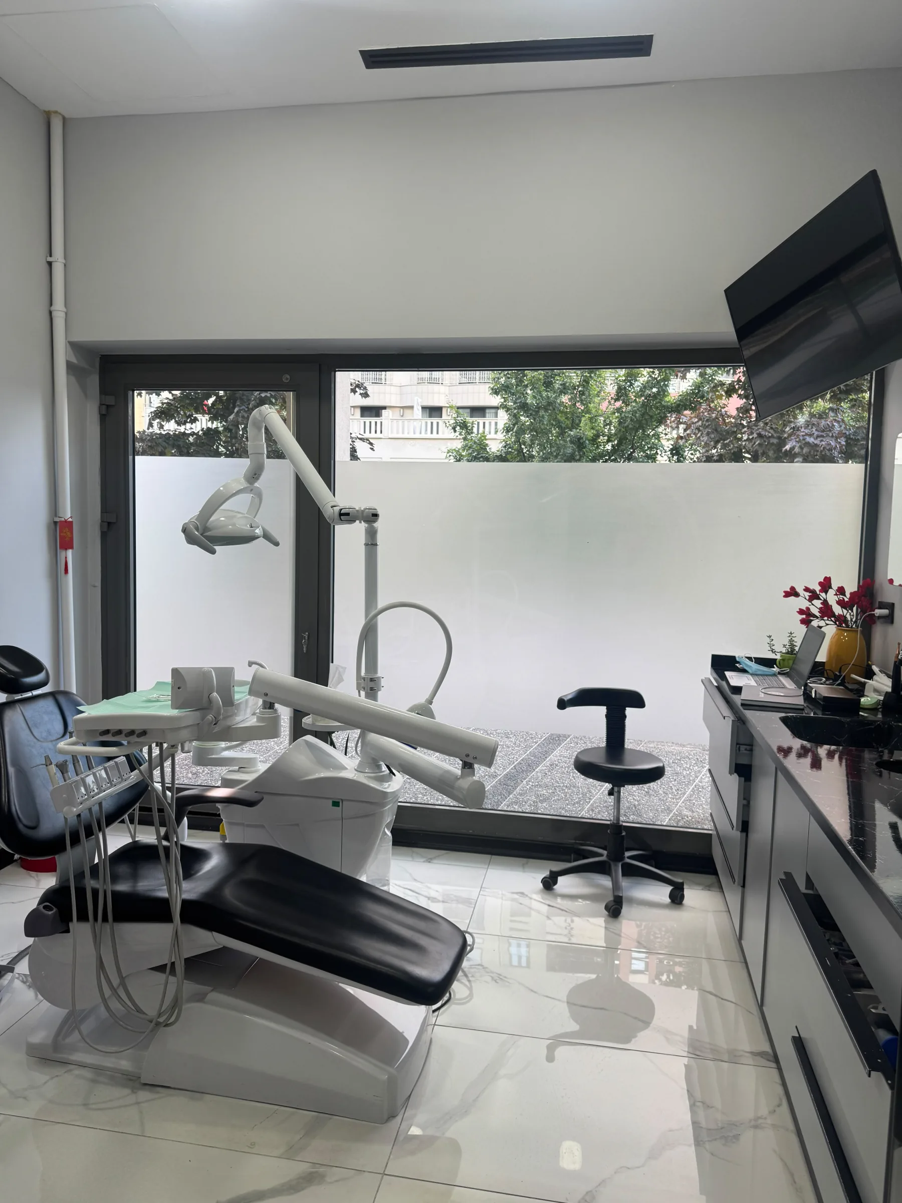 Analiz Dent kliniğinde diş tedavi odası ve dental ünit